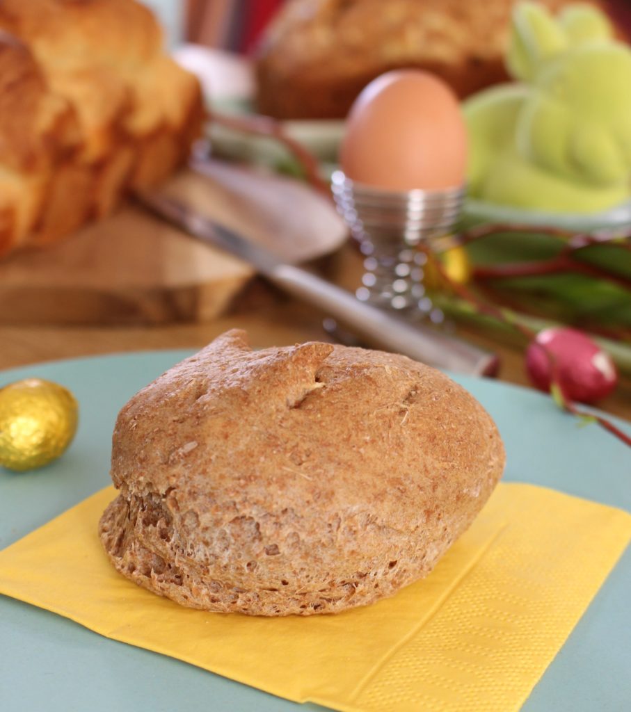 Speltbroodje zelfgemaakt op een paastafel