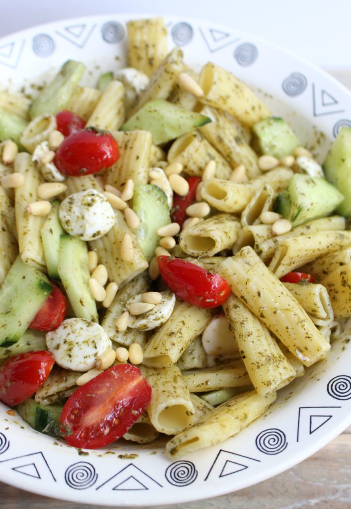 Pastasalade met mozzarella en tomaat