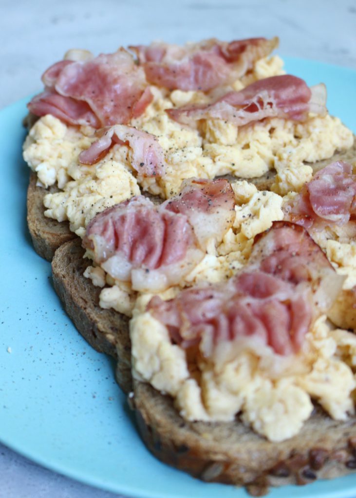 Scrambled eggs met bacon