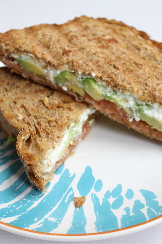 Tosti anders met zalm en avocado