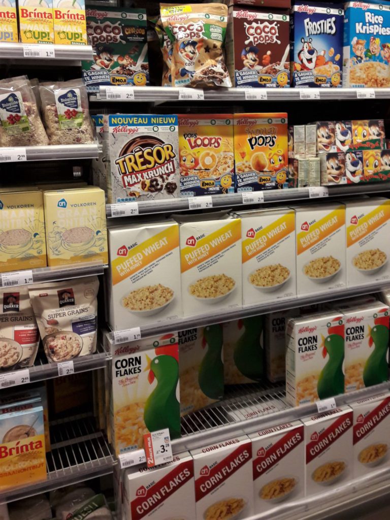 schap in supermarkt met ontbijt granen