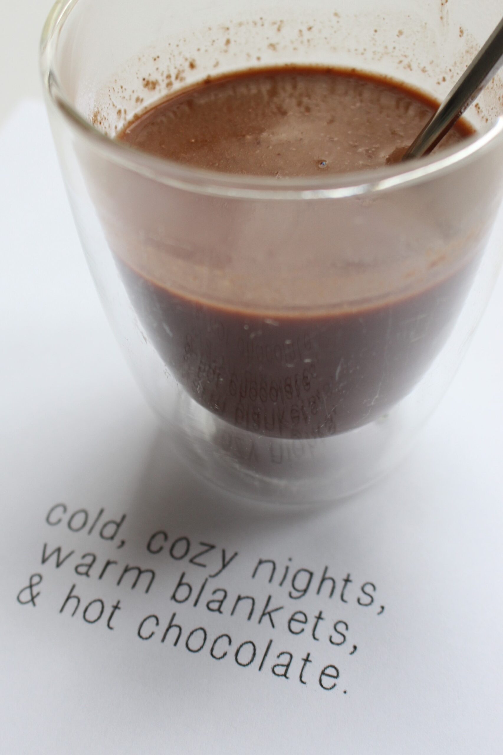 zelf gemaakte chocolademelk met de quote cold, cozy nights, warm blankets, & hot chocolate