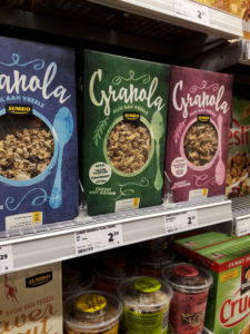 schap in de supermarkt met granola