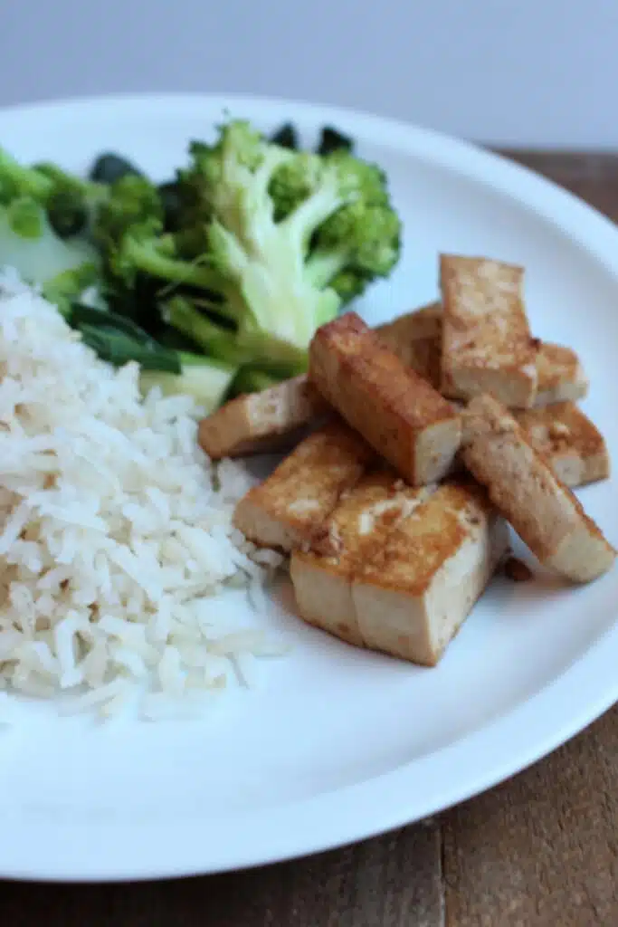 Gebakken tofureepjes met broccoli en paksoi