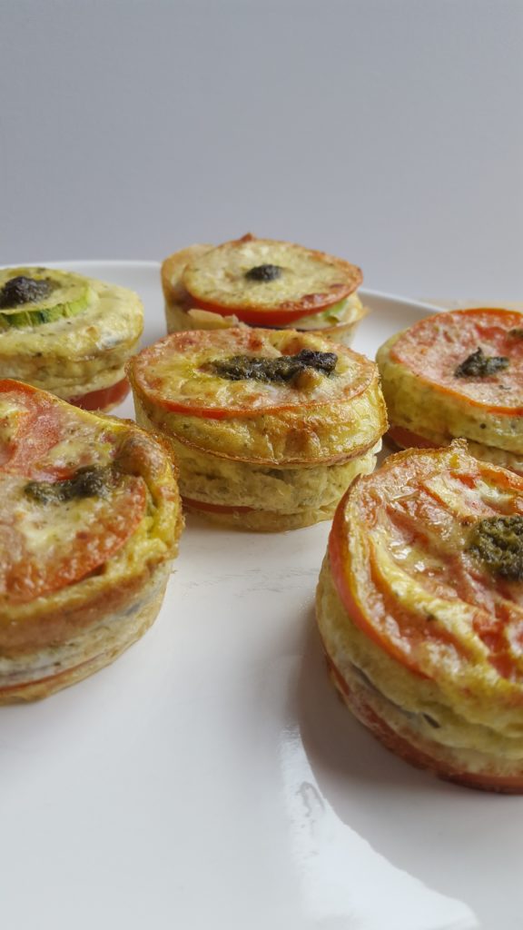 Hartige muffins met courgette, tomaat en pesto