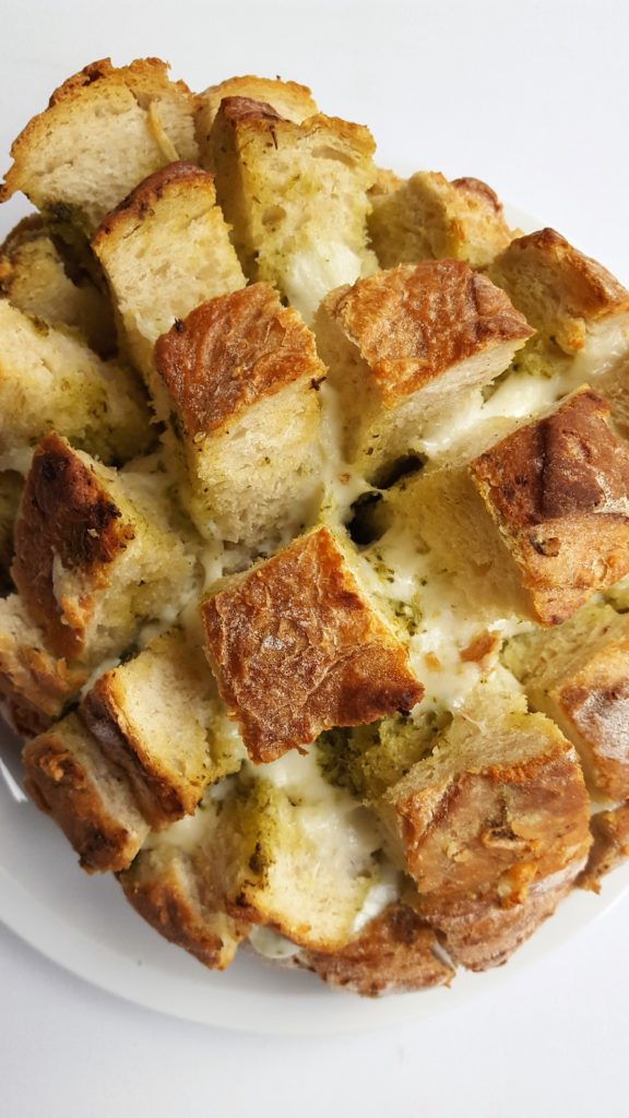 Borrelbrood met kaas en pesto