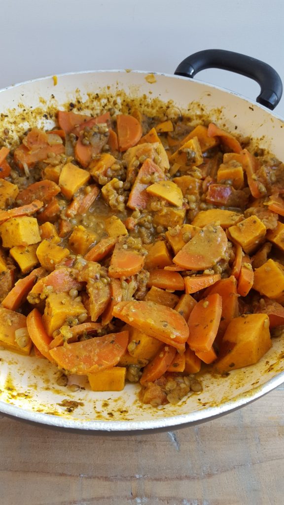 Vegetarische linzencurry stoofpotje met wortel, tomaat en zoete aardappel