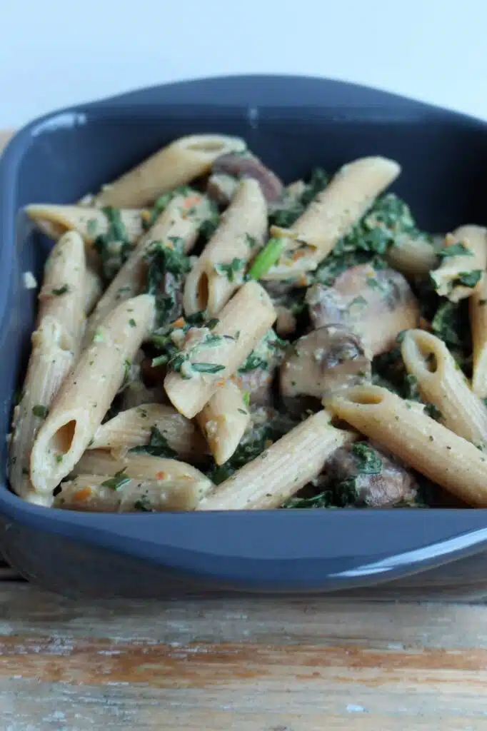 Vegetarische romige pasta met champignons en spinazie