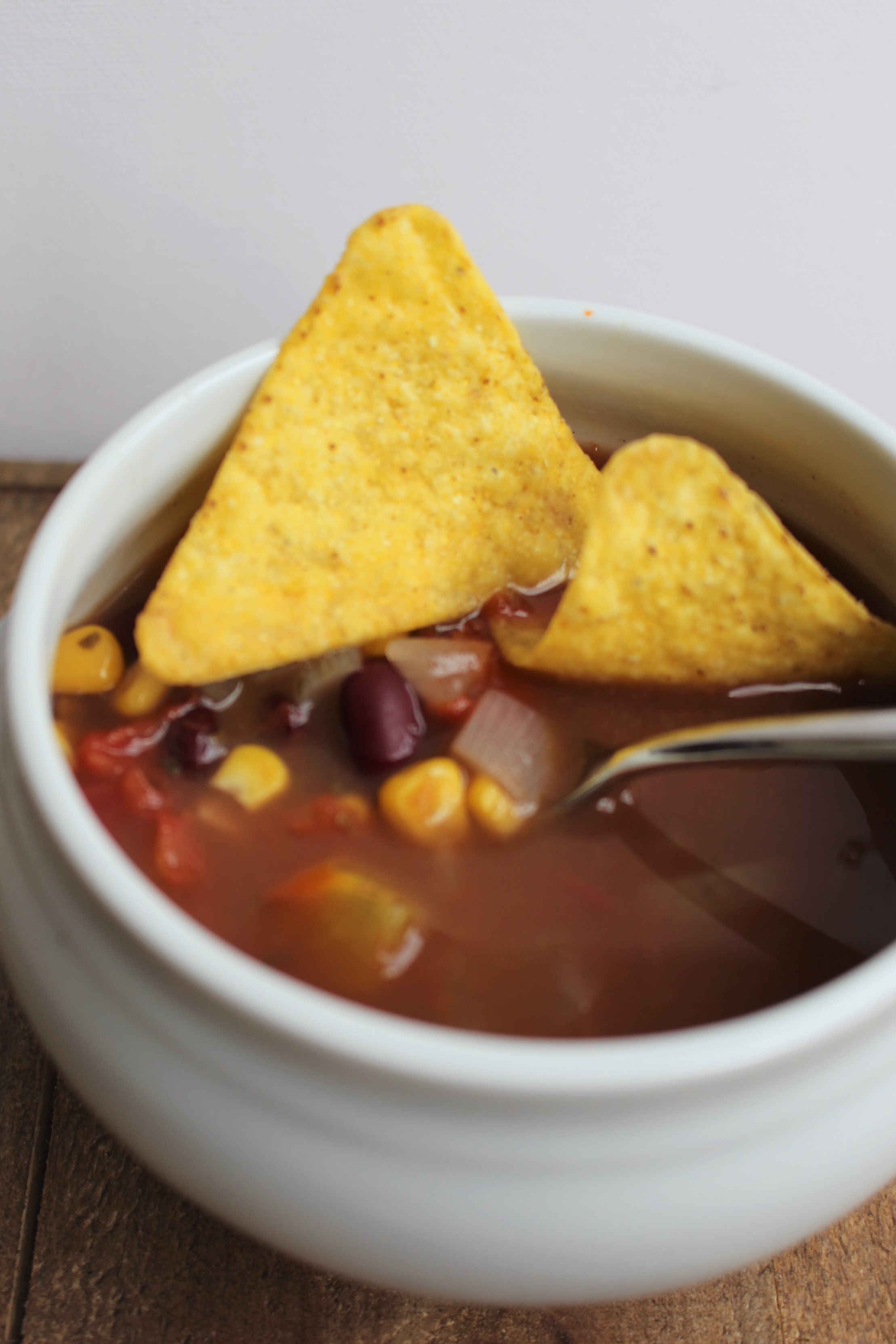 mexicaanse soep met tortilla chips