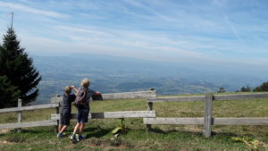 De jongens op de berg, met uitzicht over het dal