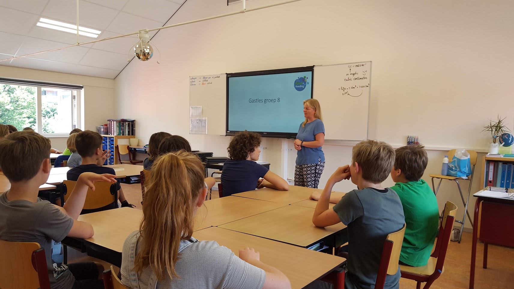 Voor de klas bij een gastles in groep 8.