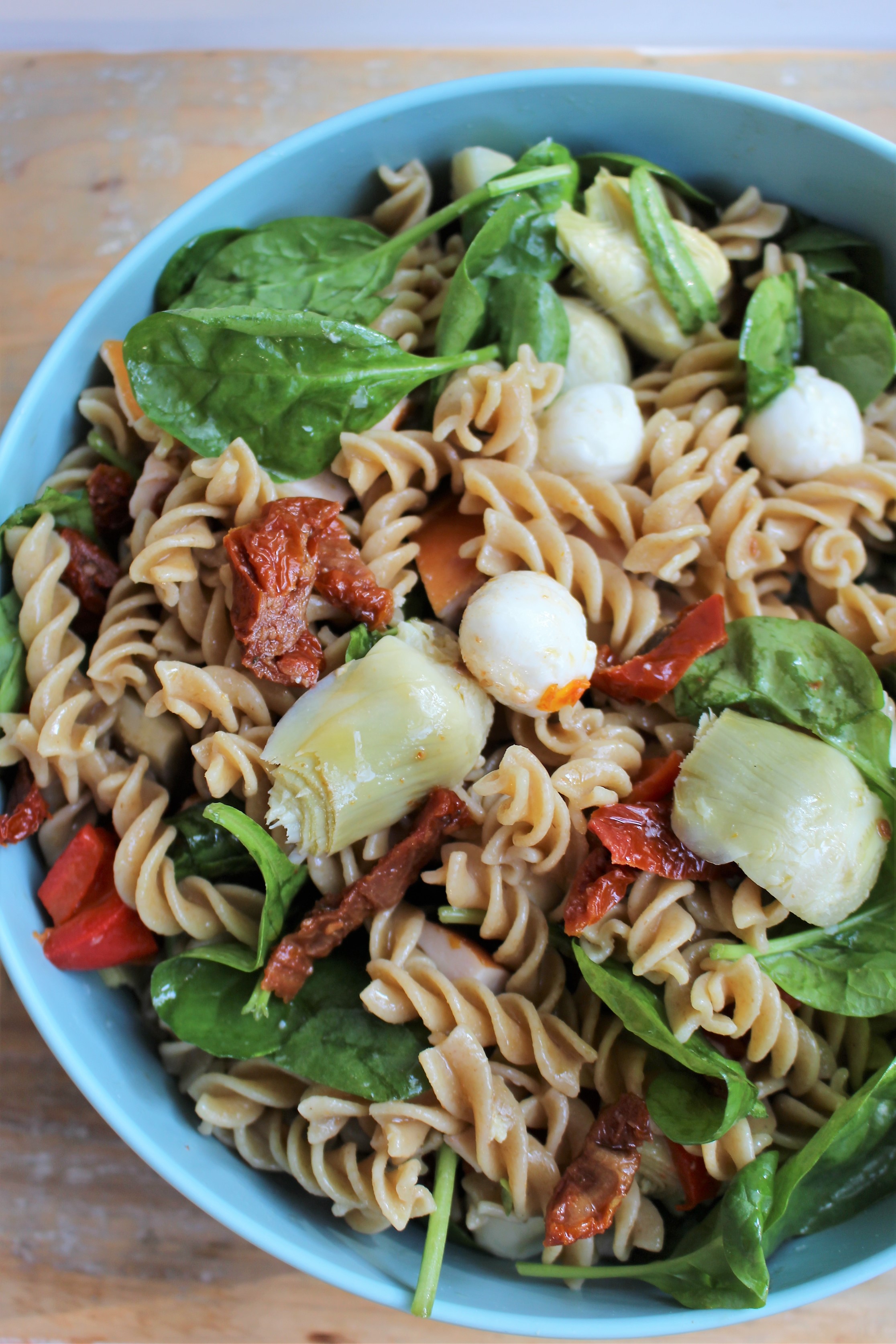 Pastasalade met o.a. artisjok en mozzarella