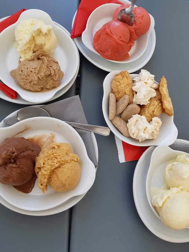 lekkere ijsjes op een terras in Frankrijk