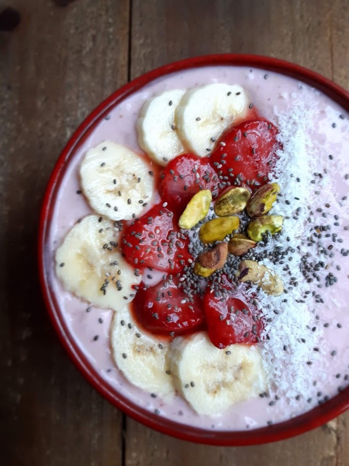 Recept roze smoothie bowl met aardbeien