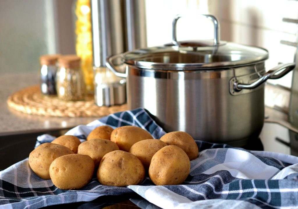 Aardappelen naast de pan, schil je ze of niet?