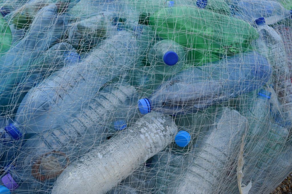 Plastic flessen in een net - artikel hoe kun je duurzaam omgaan met voeding