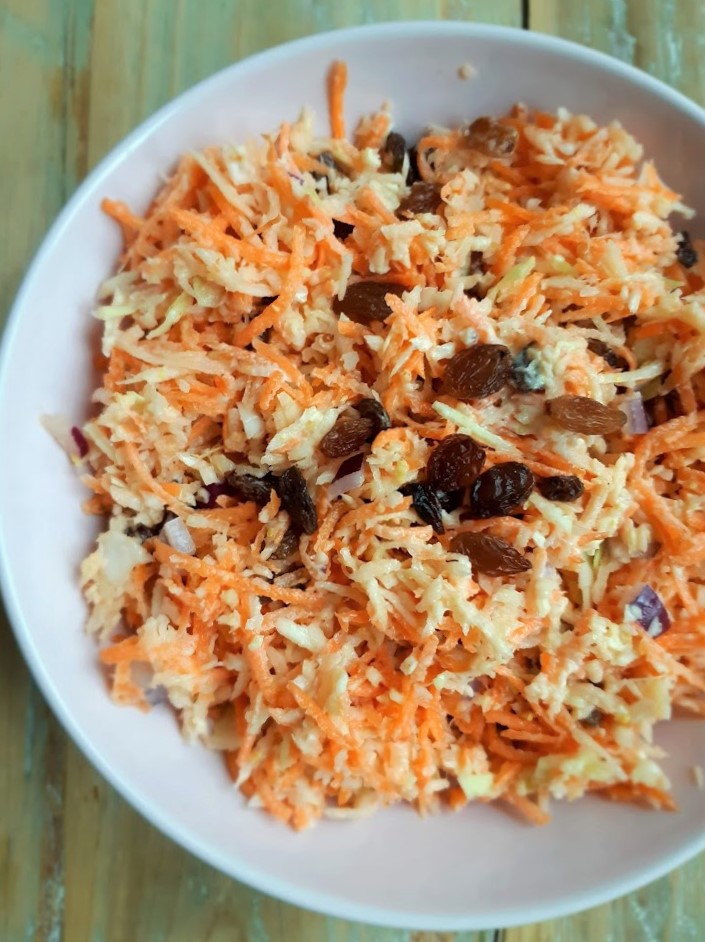 Schaal coleslaw met rozijnen