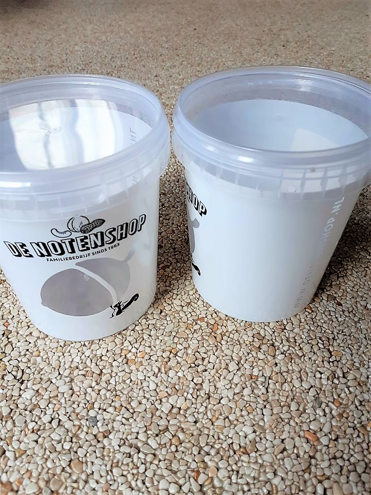 2 plastic emmertjes van de notenshop