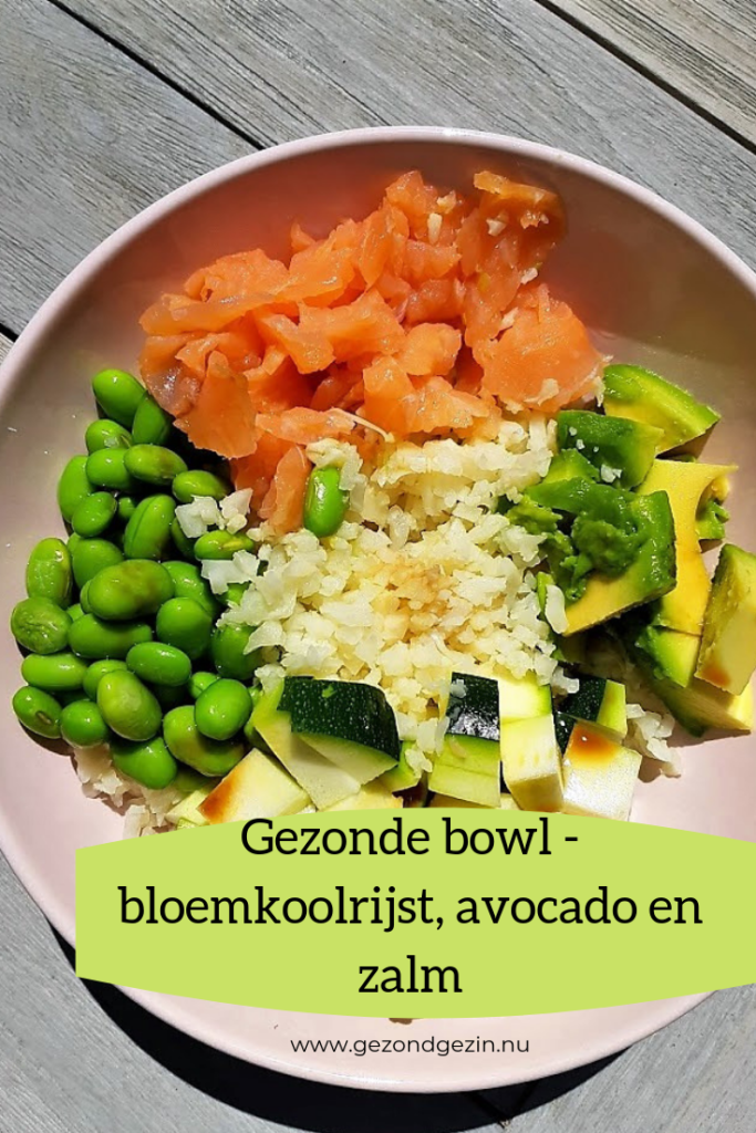 gezonde bowl met bloemkoolrijst, avocado en zalm