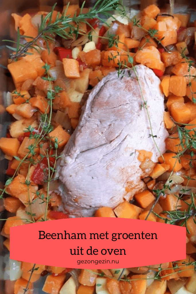 beenham met groenten in een ovenschaal