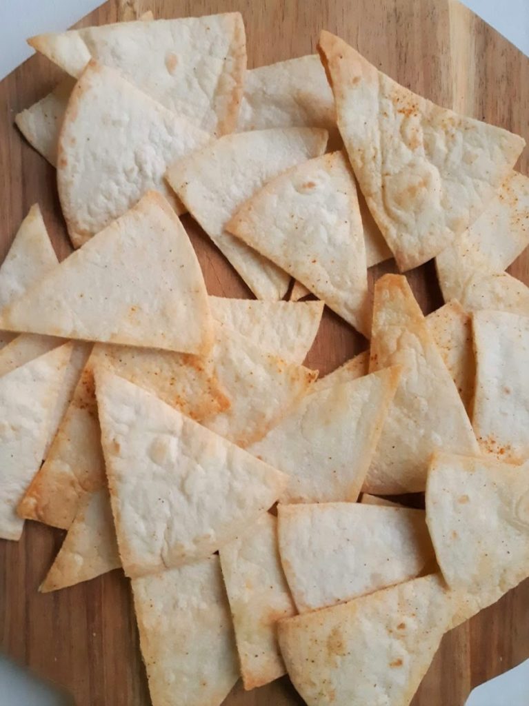 zelf gemaakte tortilla chips op een houten plank