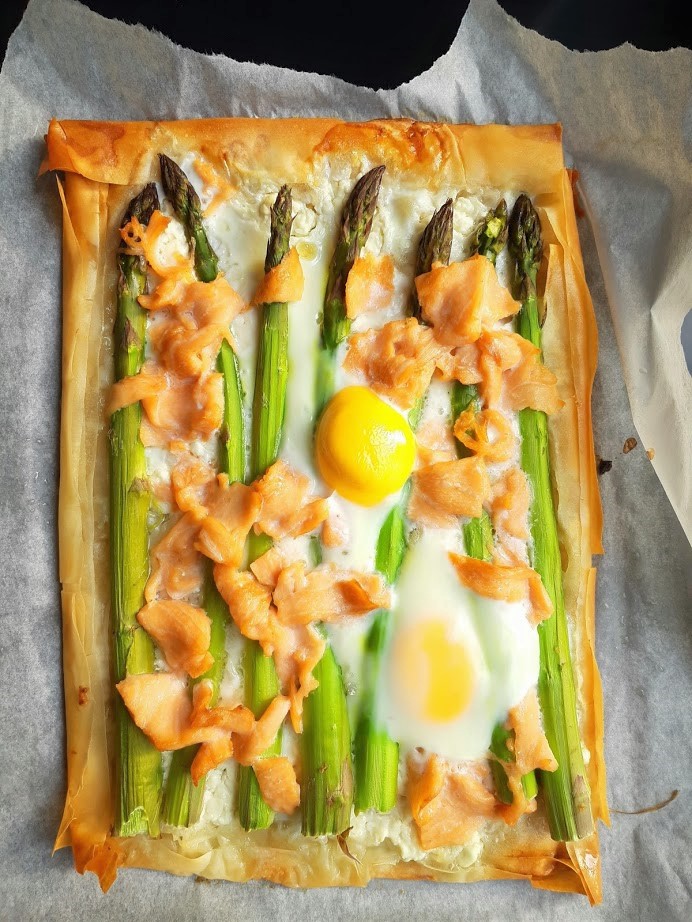 plaattaart met asperges, zalm en ei