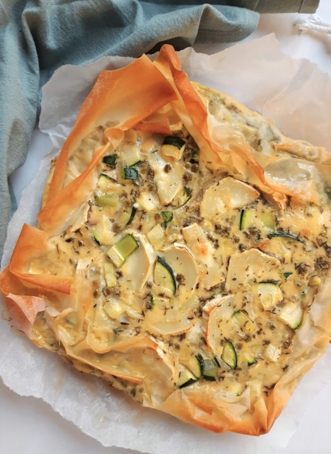 quiche met geitenkaas, doperwten en courgette