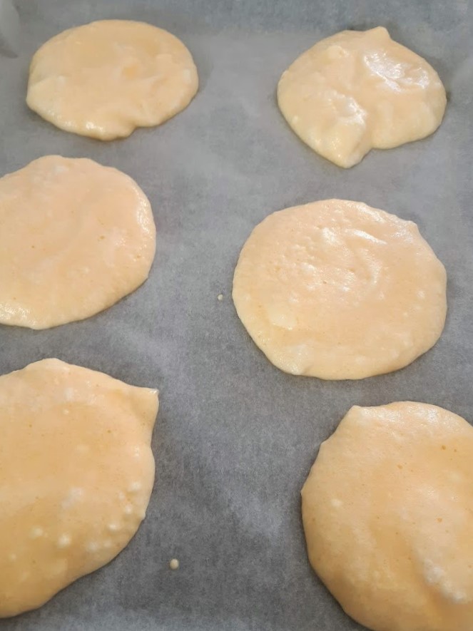 oepsie broodjes op een bakplaat voordat ze in de oven gaan