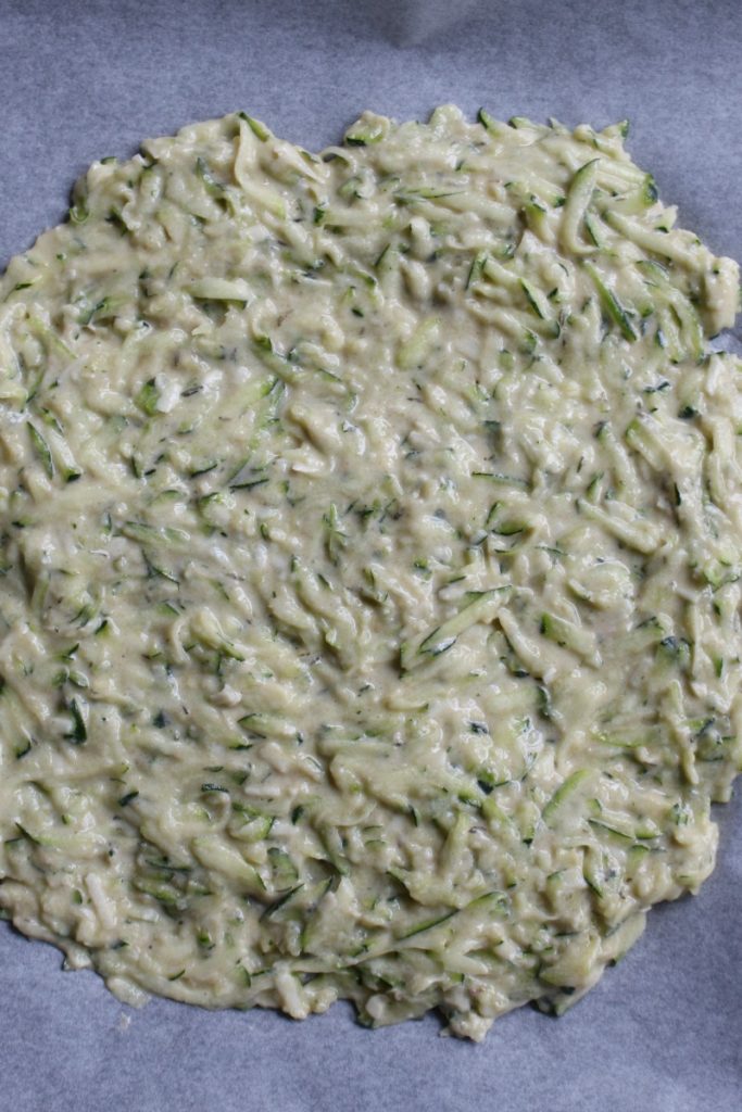 pizzabodem van courgette voordat hij in de oven gaat