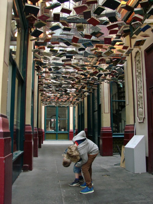 In londen in een steegje met hangende boeken