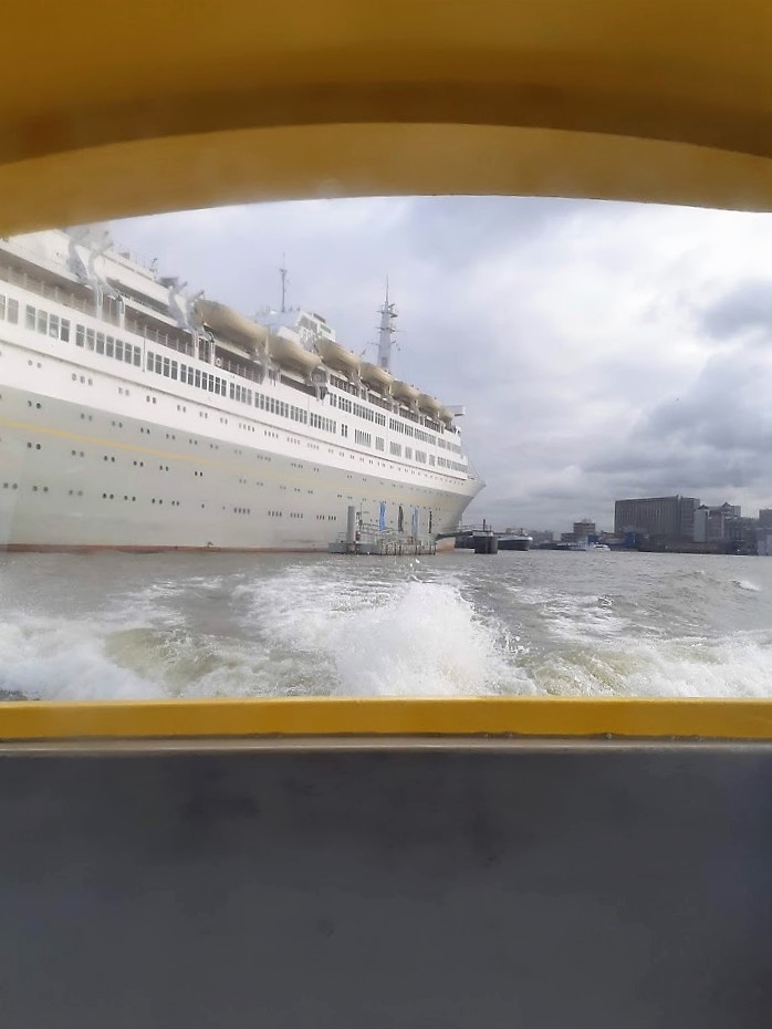 Uitzicht vanaf de watertaxi op de SS Rotterdam