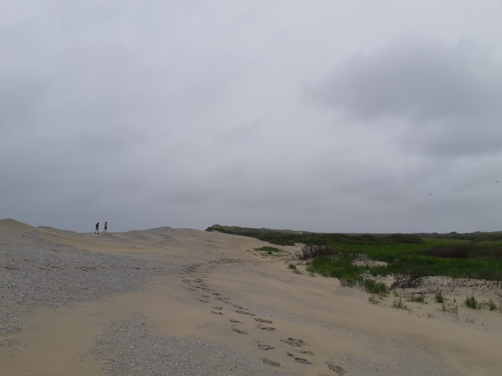 wandelen op ameland, op het strand