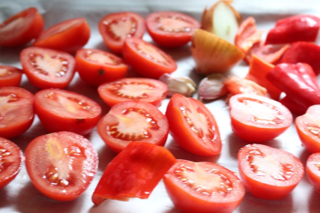 Tomaten en paprika op een ovenplaat