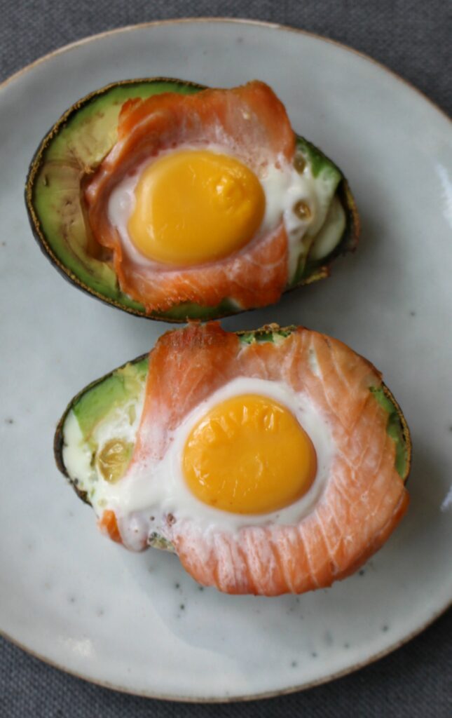 Ei in avocado met zalm