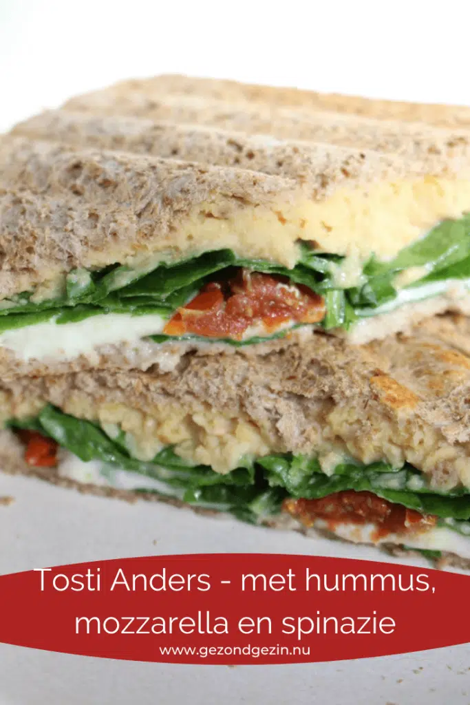 afbeelding van tosti met hummus, mozzarella en spinazie om te bewaren op Pinterest