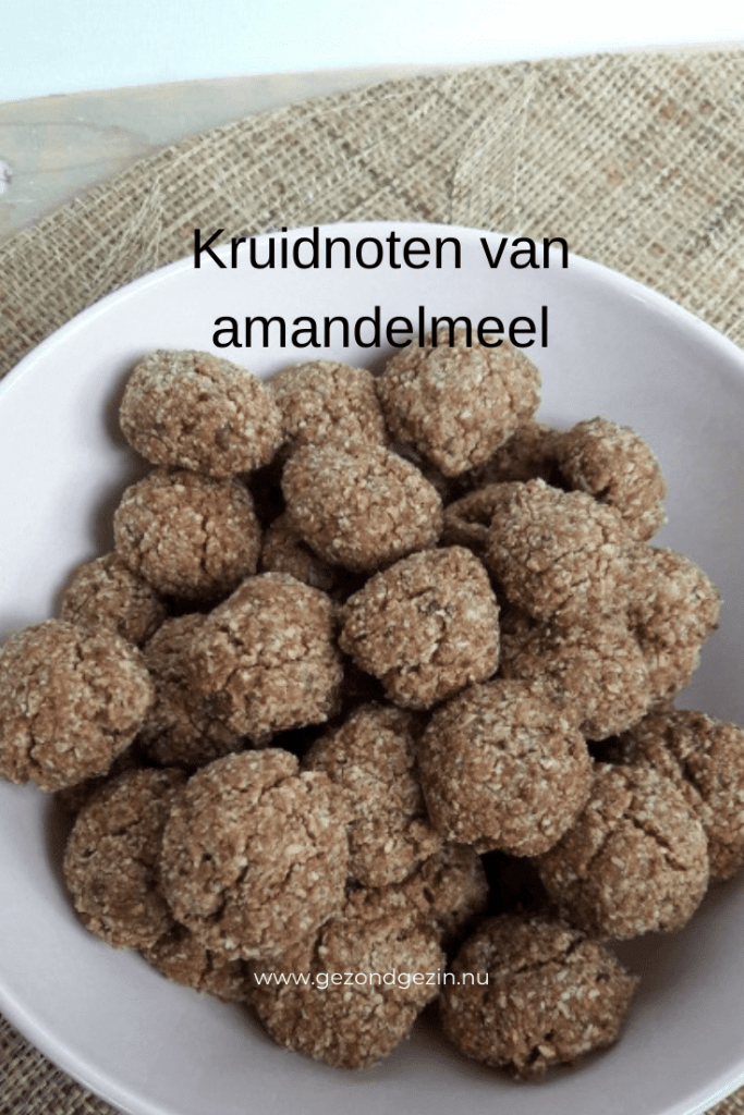 kruidnoten van amandelmeel in een schaaltje