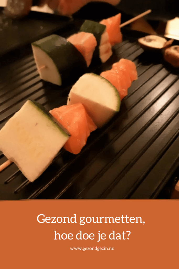 zalm en courgette op een stokje op de gourmet