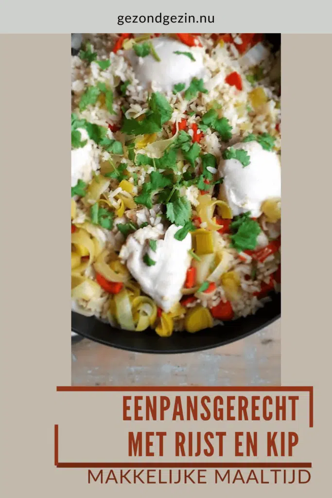 kip met rijst in een pan