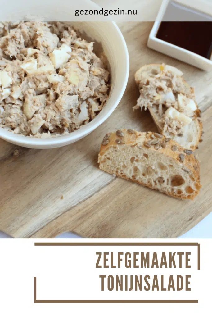 tonijnsalade in een schaaltje en op een klein broodje