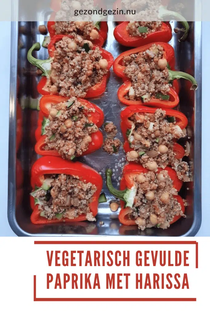 gevulde paprika met vegetarisch gehakt en kikkererwten in een ovenschaal