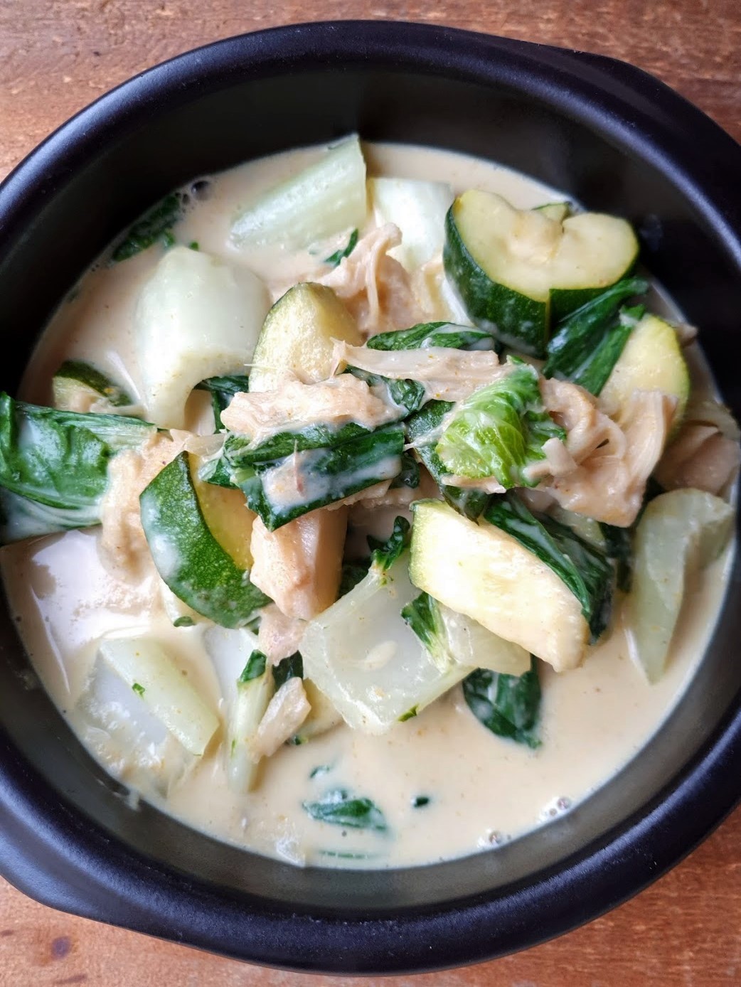 groene curry met jackfruit en groenten in een schaaltje