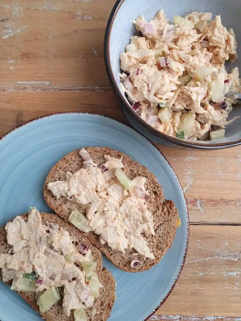 kipsalade op een broodje