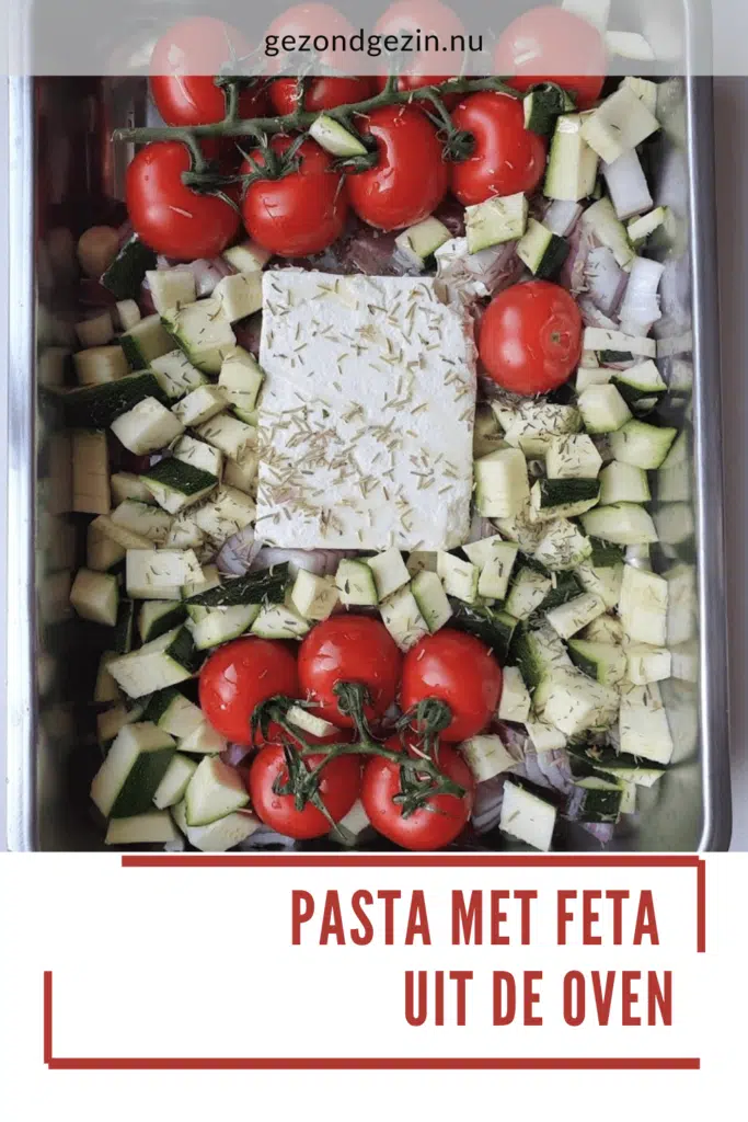 feta blok met groenten in een ovenschaal