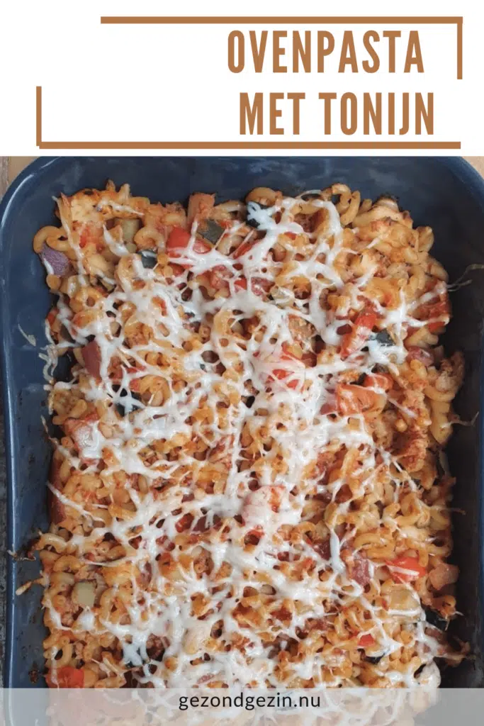 pasta met tonijn en gesmolten kaas ineen ovenschaal