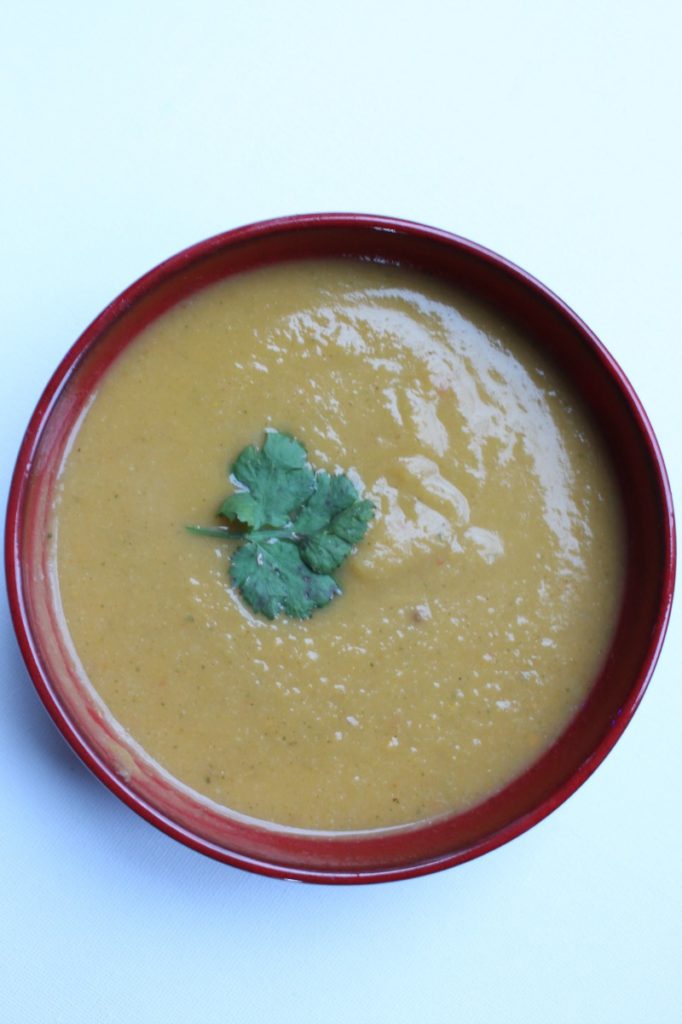 Kruidige soep met bloemkool en zoete aardappel