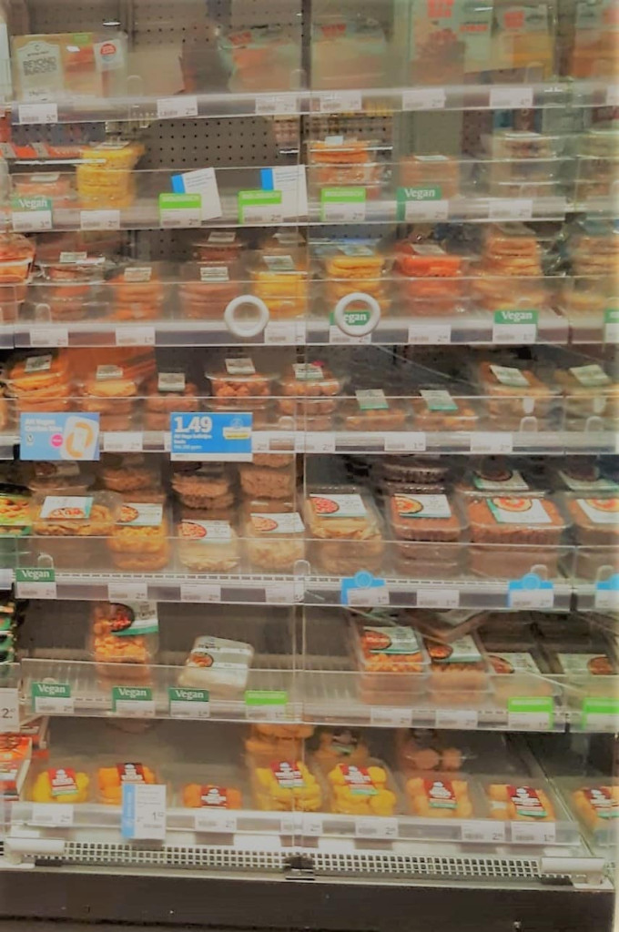 supermarktschap met vegetarisch gehakt