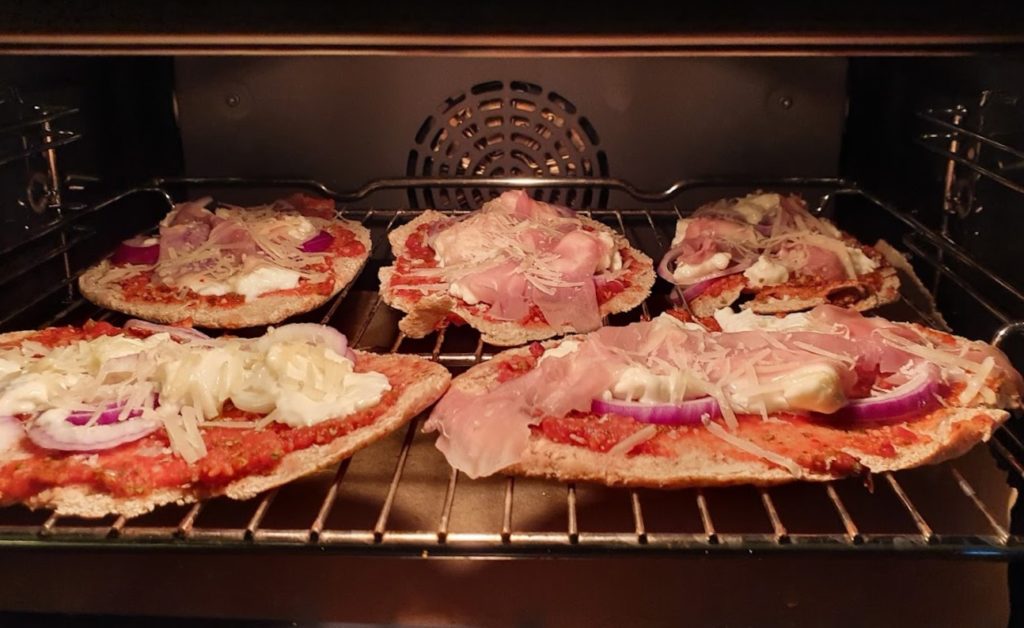 pita pizza's in de oven