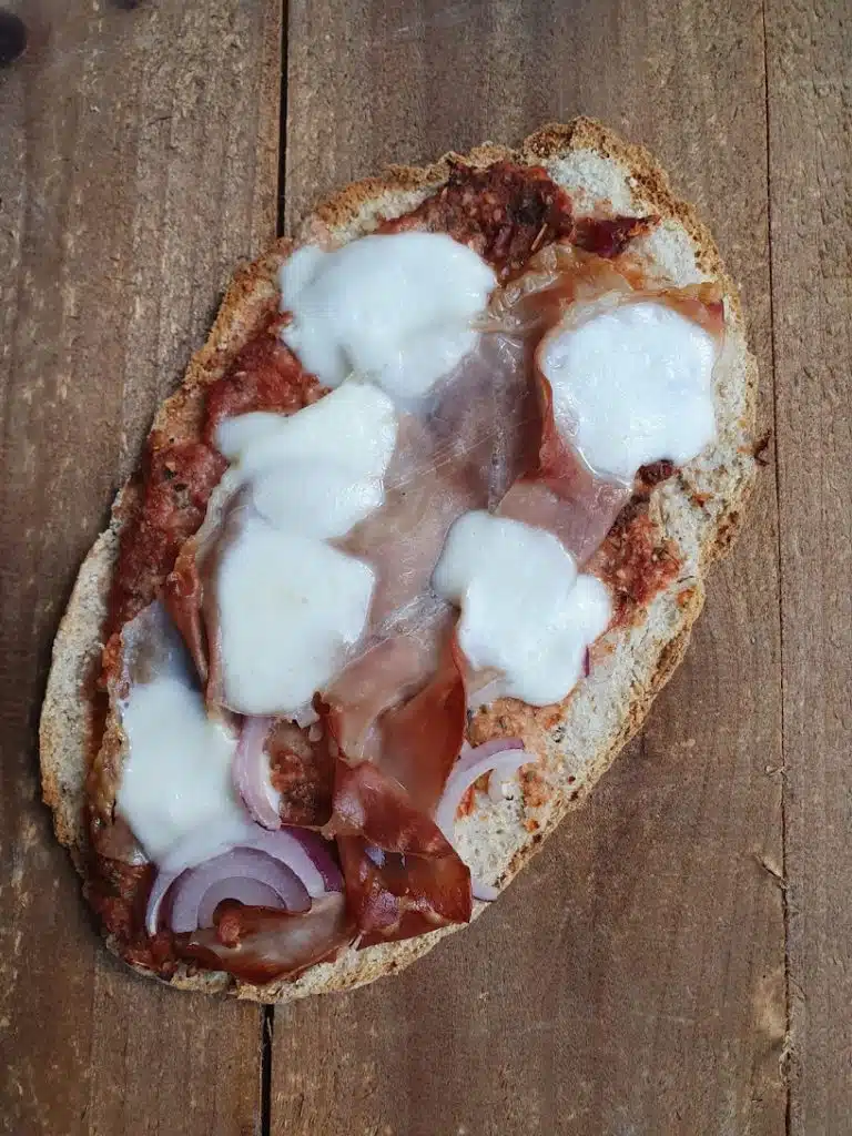 Afbeelding van pita pizza met link naar recept