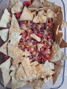 Mexicaanse ovenschotel met tortilla chips in een ovenschaal