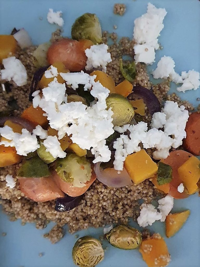 Bord met groenten, couscous en feta